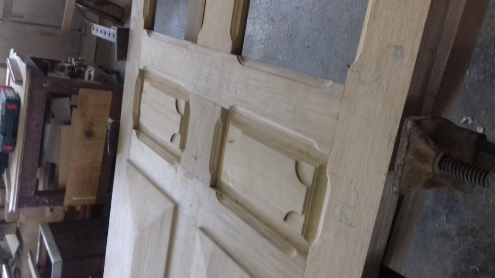 Dessins en 3D sur une porte en bois