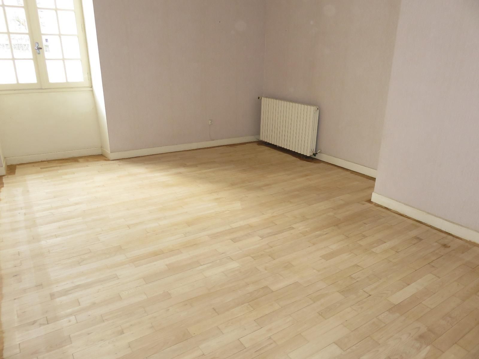 Parquet dans une pièce possédant un radiateur