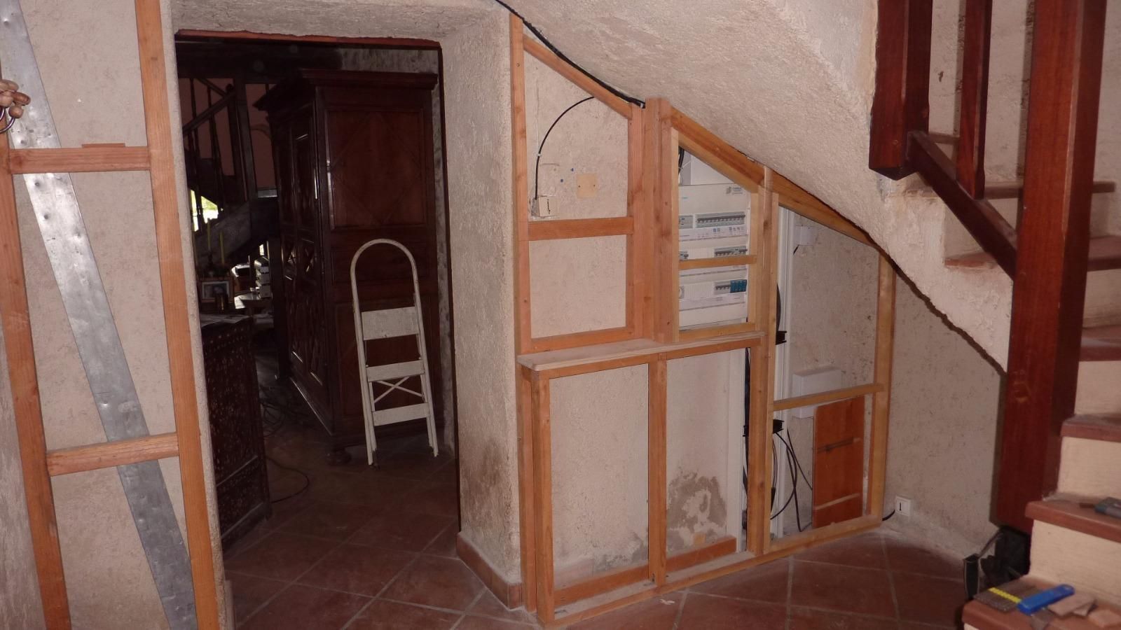 Réparation d'un mur avec des morceaux de bois