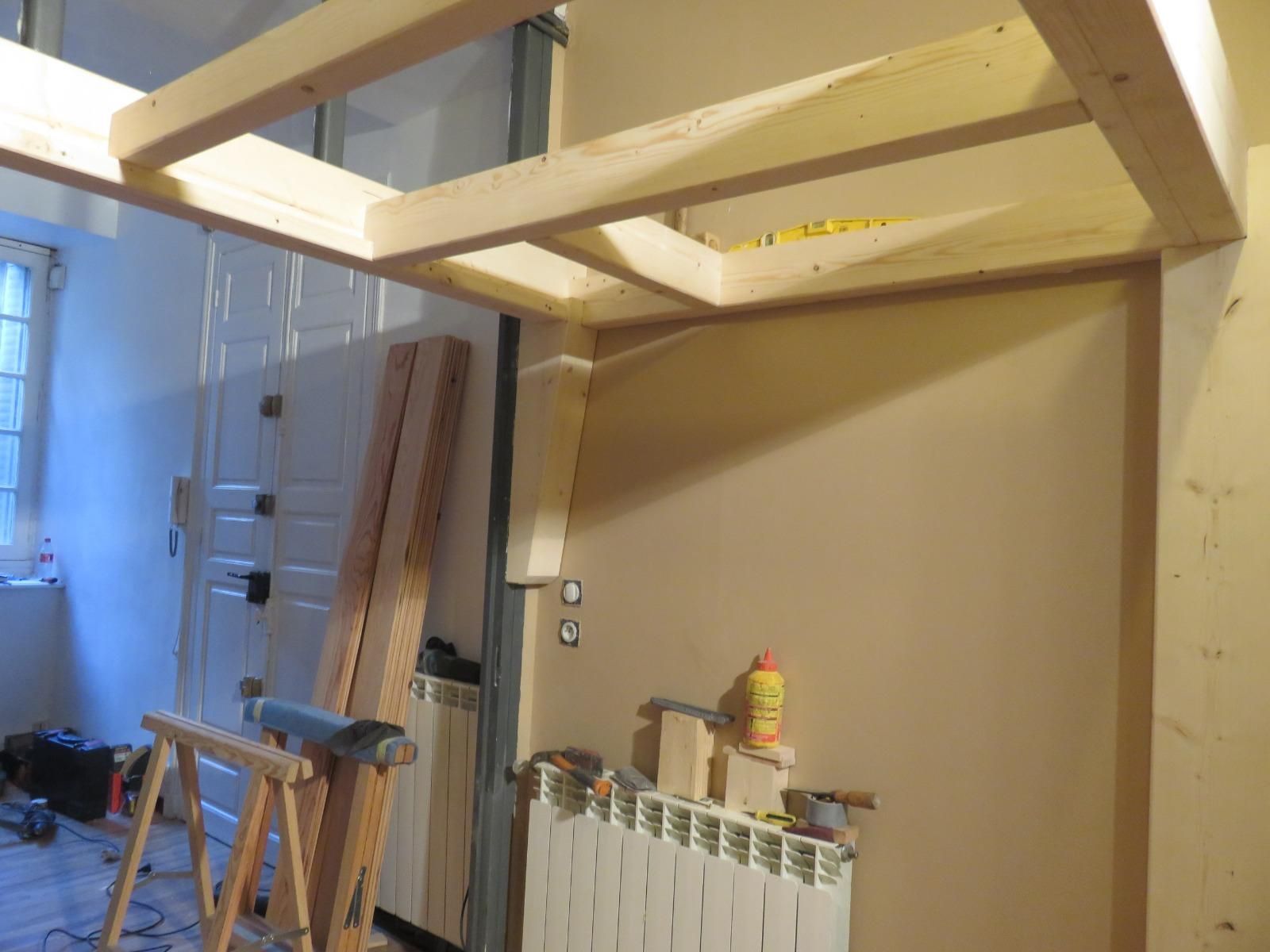 Pose de poutres en bois au plafond