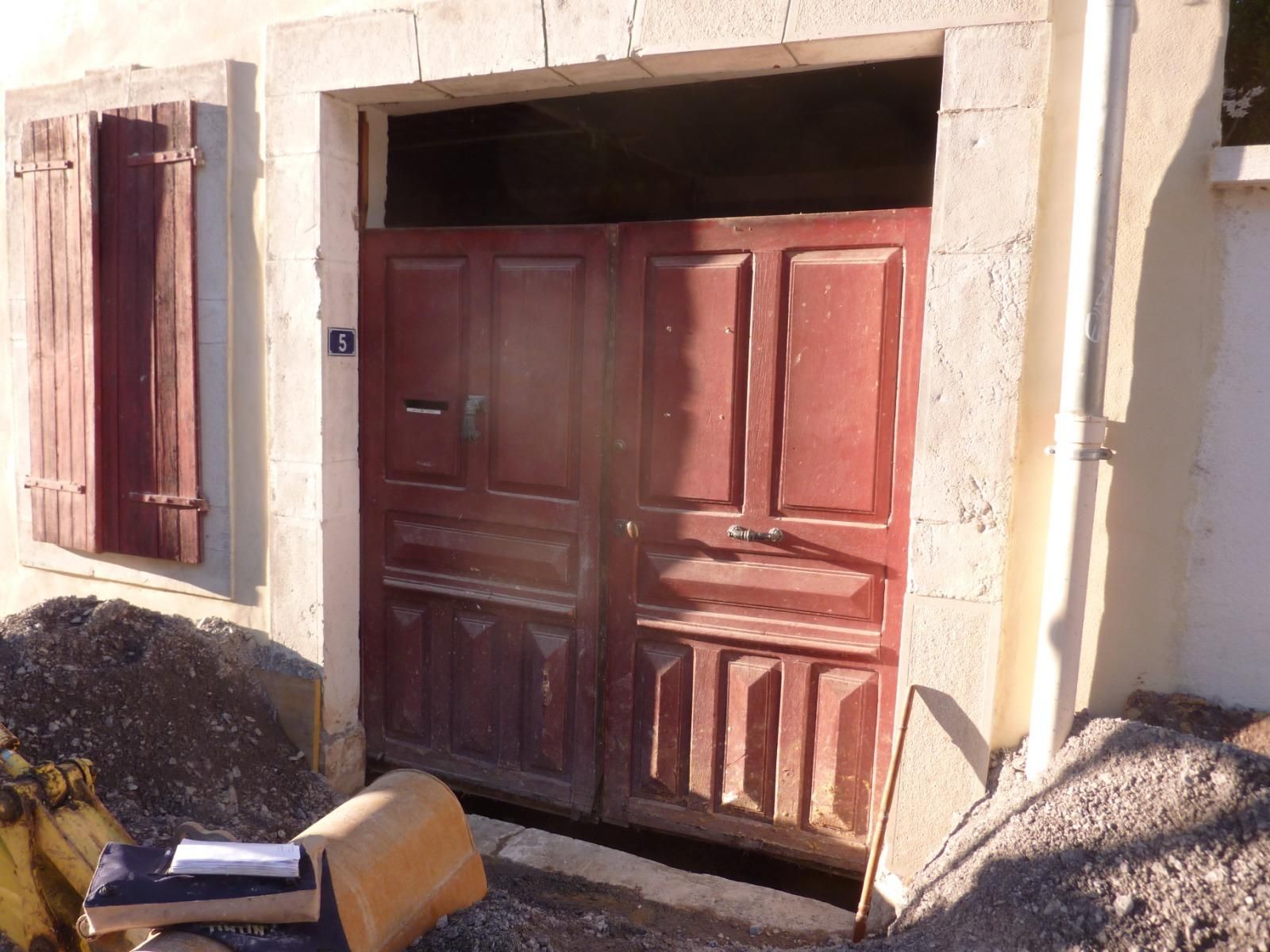 Vieille porte de garage rouge