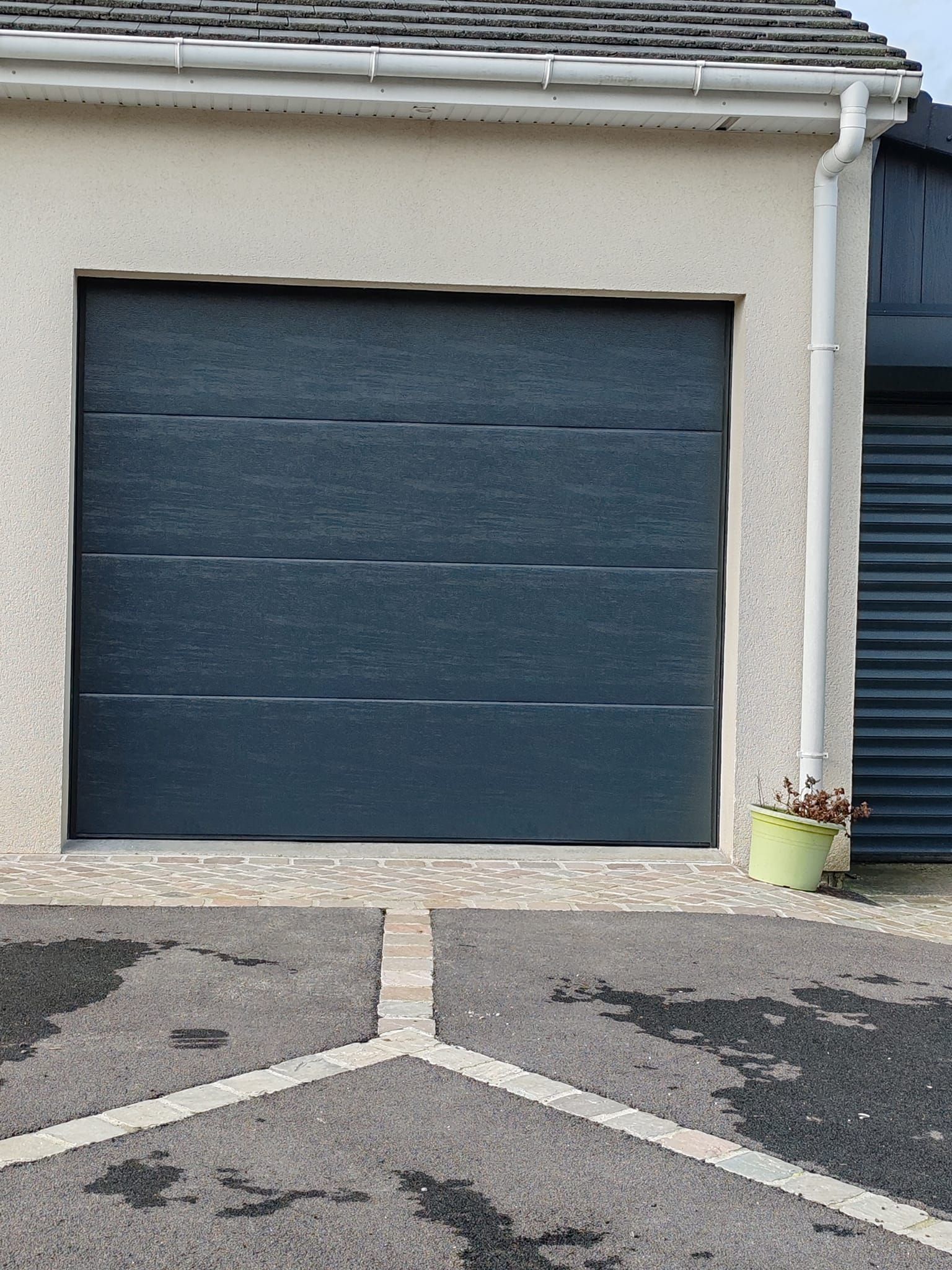 Porte de garage foncée