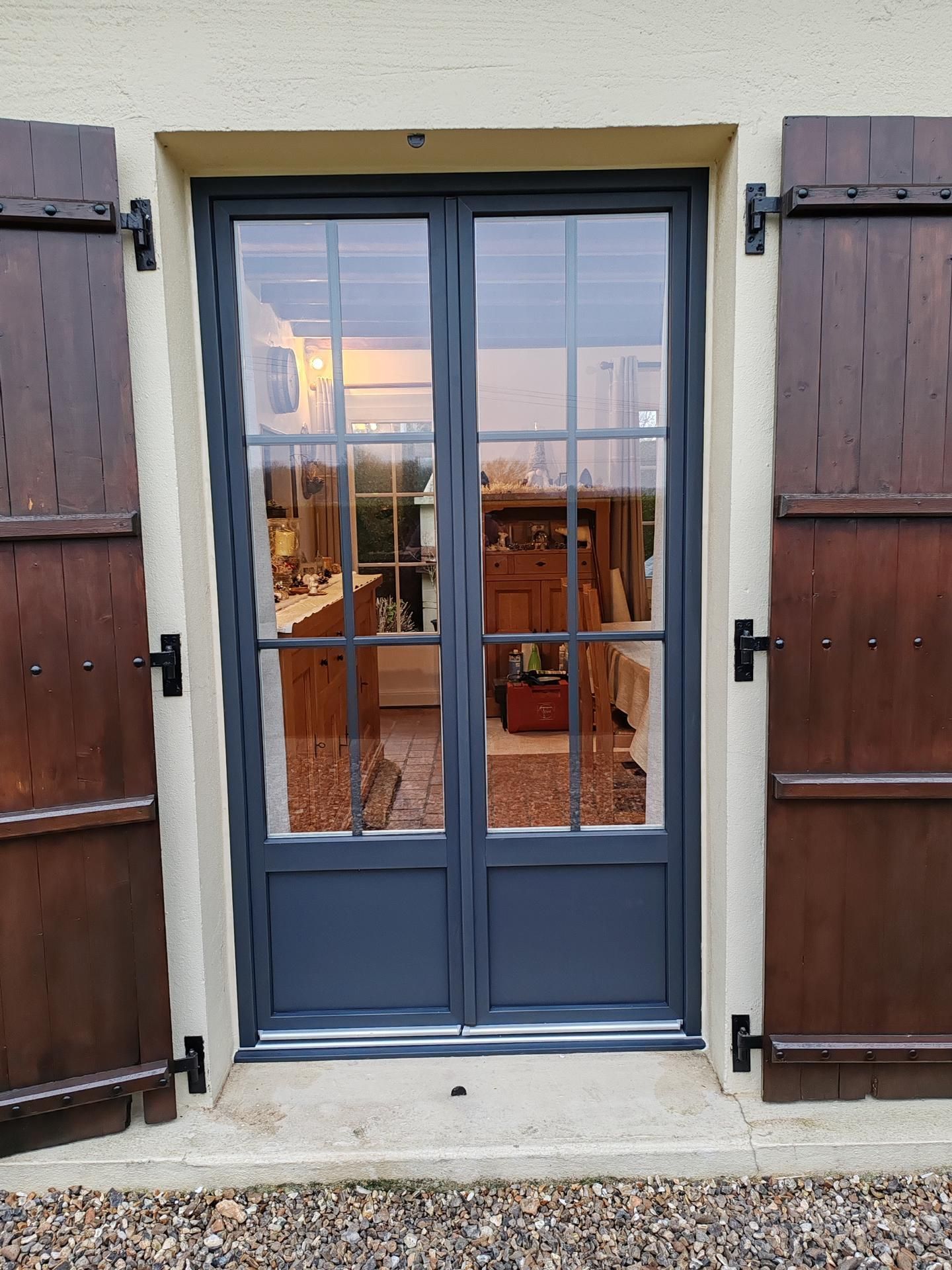 Volet en bois foncé