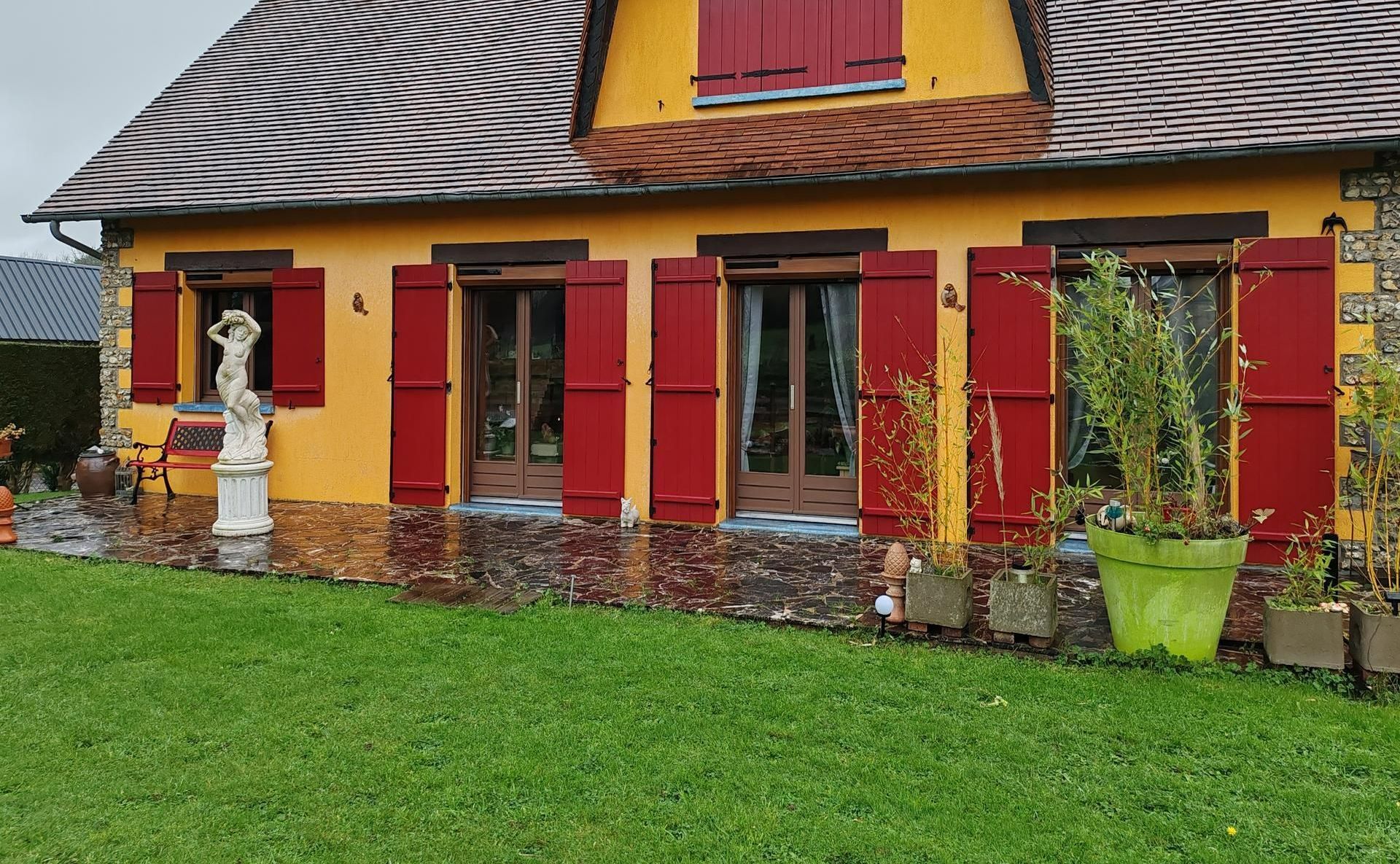 Maison avec volets rouges