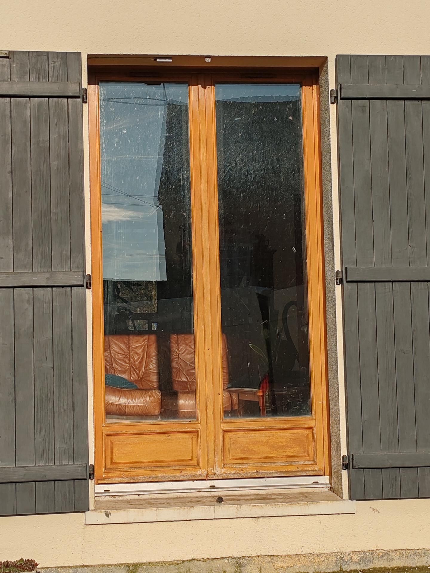 Fenêtre avec volet en bois