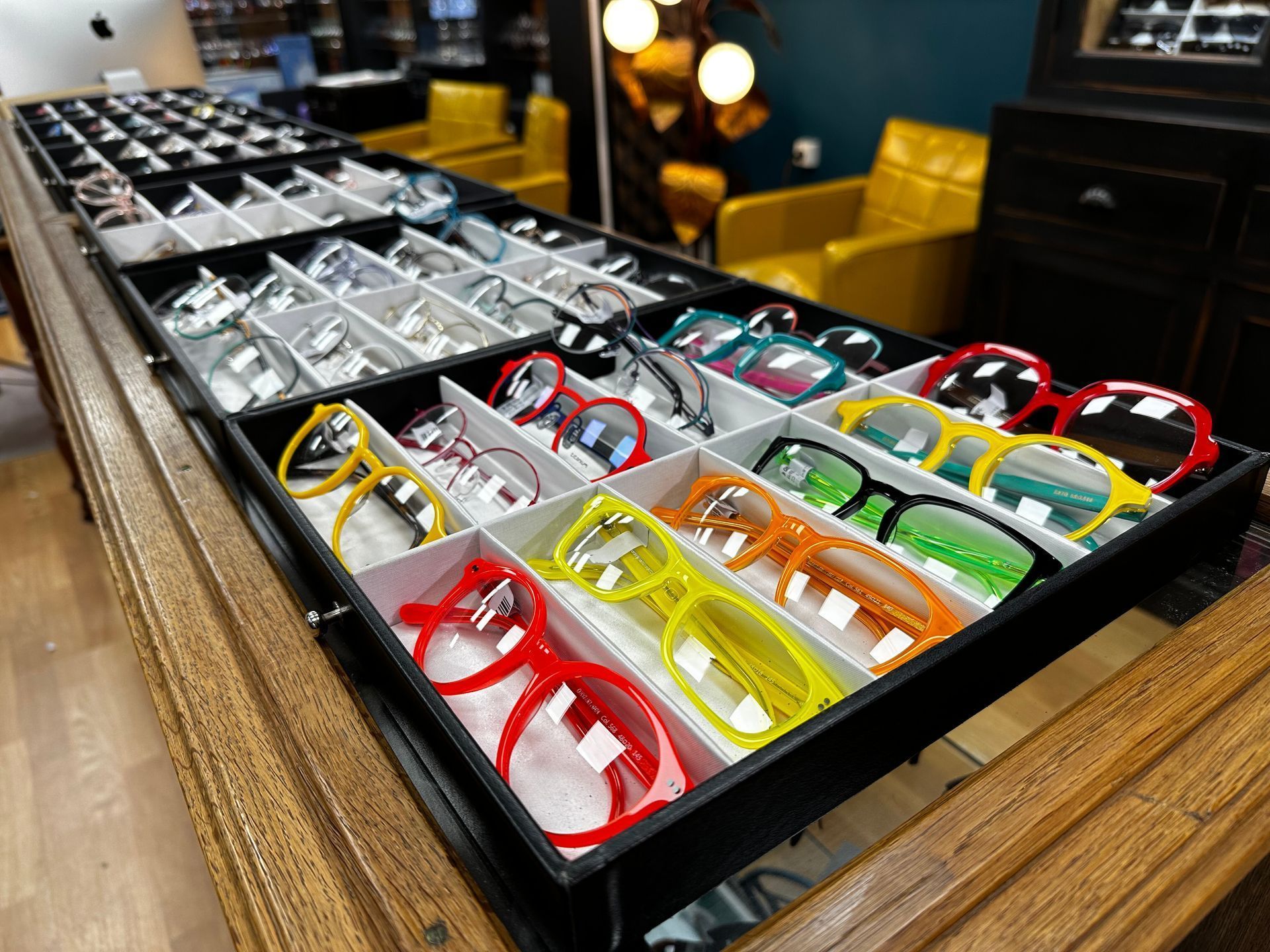 Lunettes colorées présentées dans un plateau compartimenté.