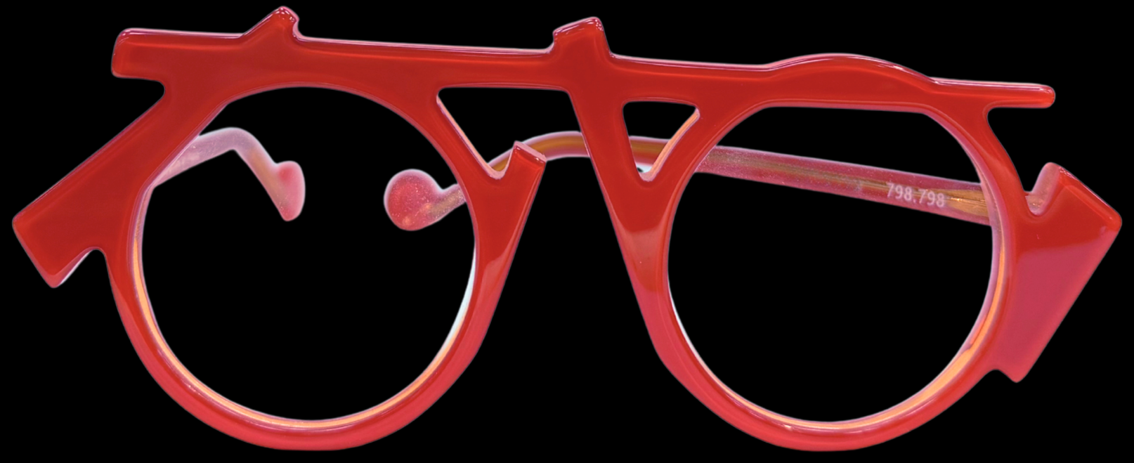 Lunettes de vue avec monture rouge orangée.