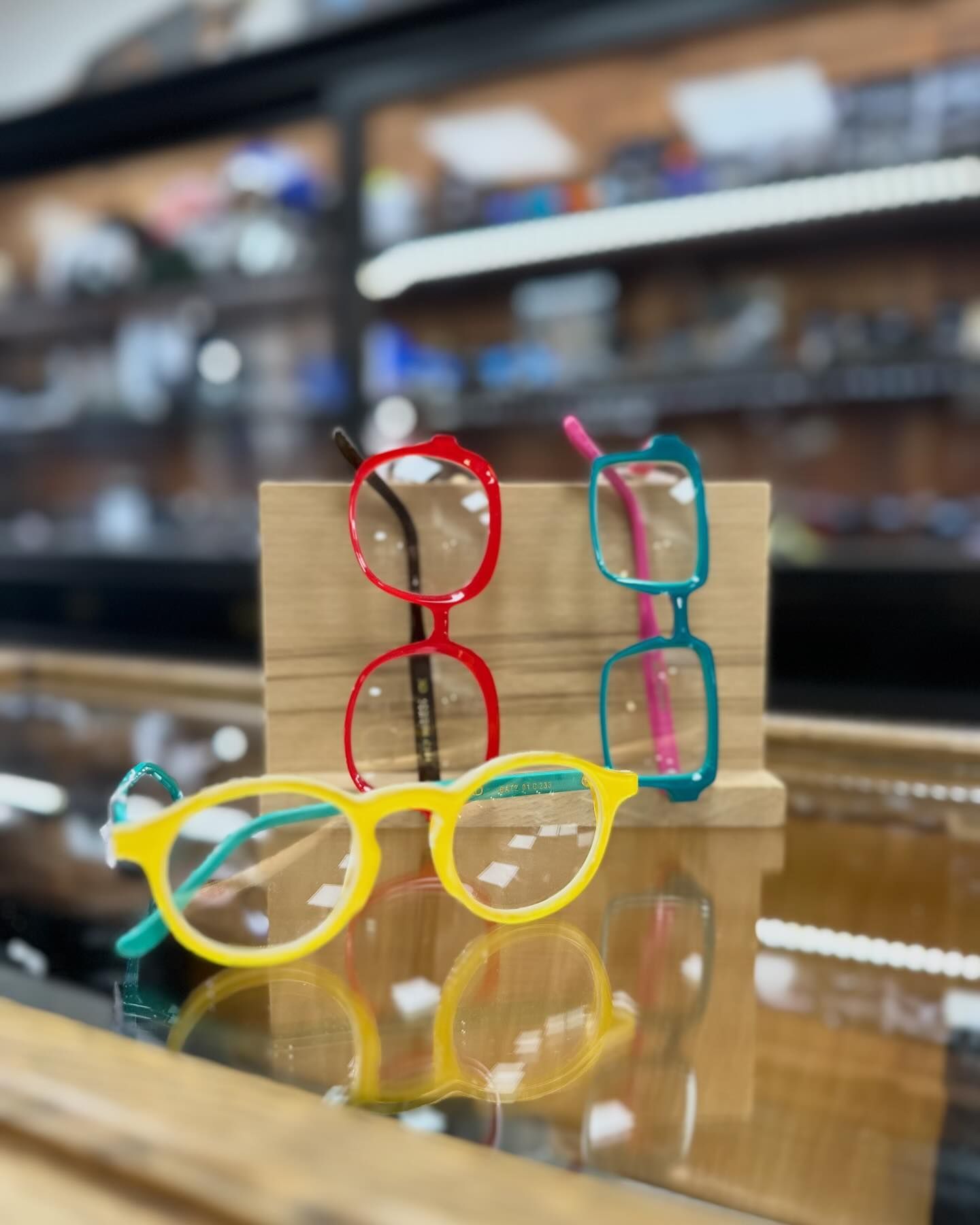 Trois paires de lunettes colorées : rouges, bleues et jaunes.