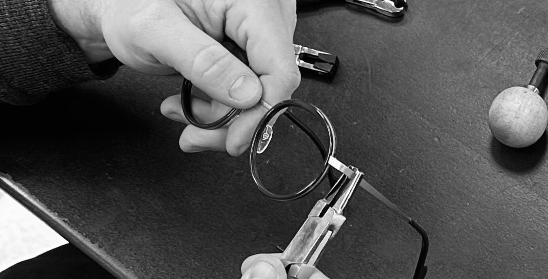 Une personne qui répare des lunettes.