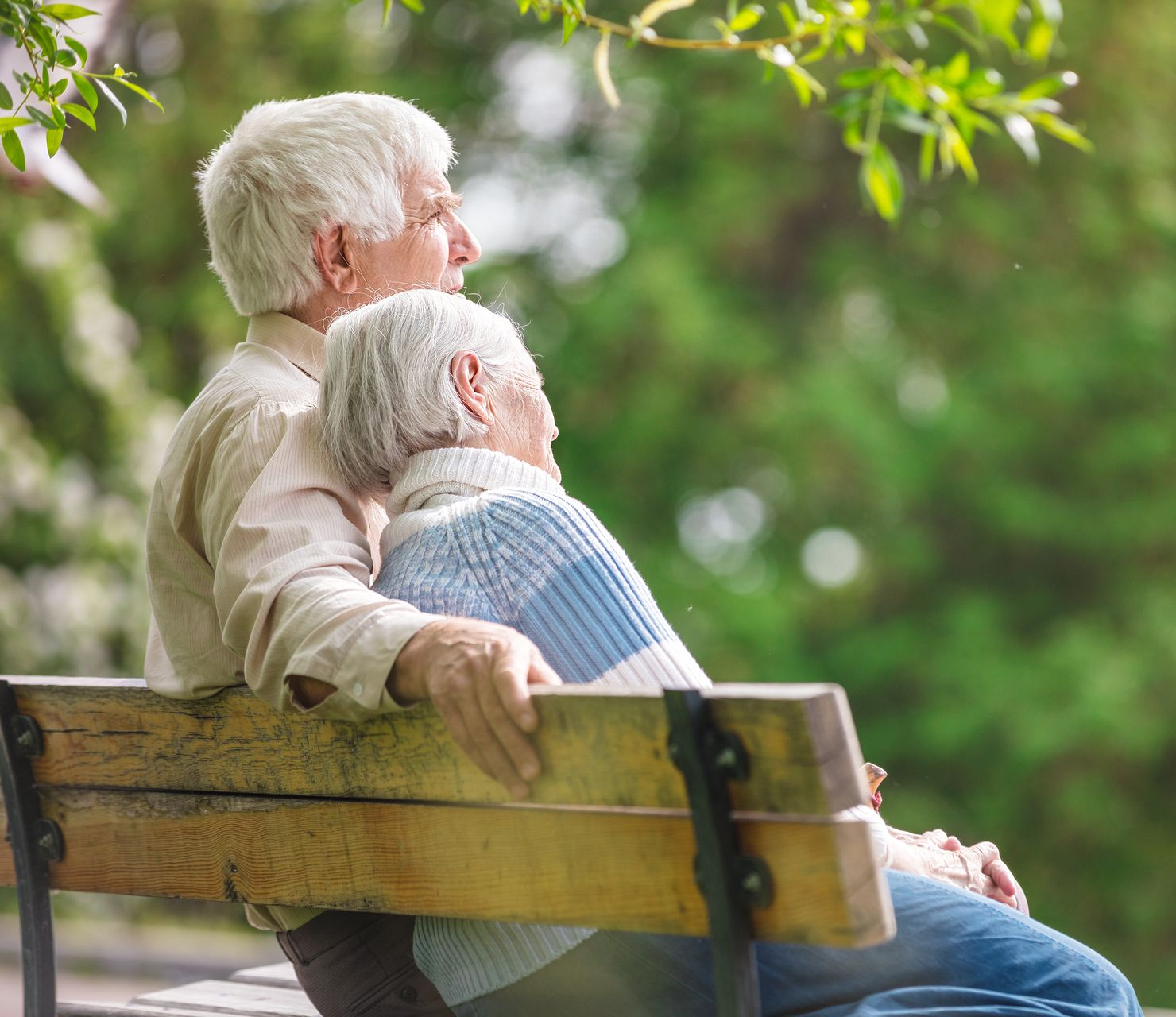 Vers la page Basse vision Un couple sur un banc.