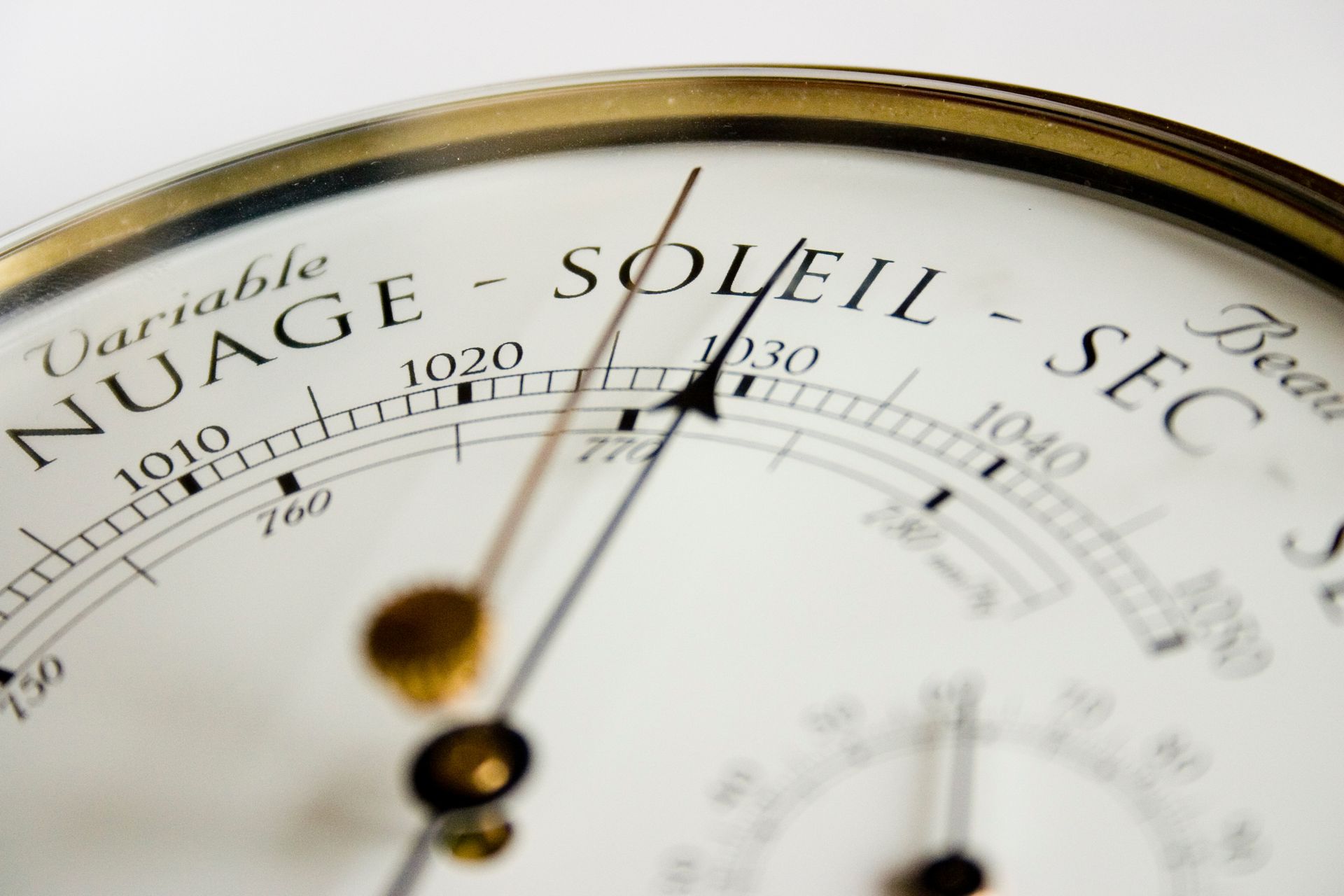 Gros plan sur le cadran d'un baromètre.