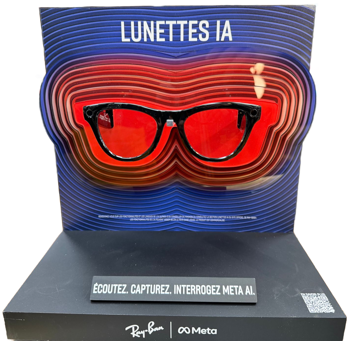 Présentoir avec lunettes connectées noires Rayban.