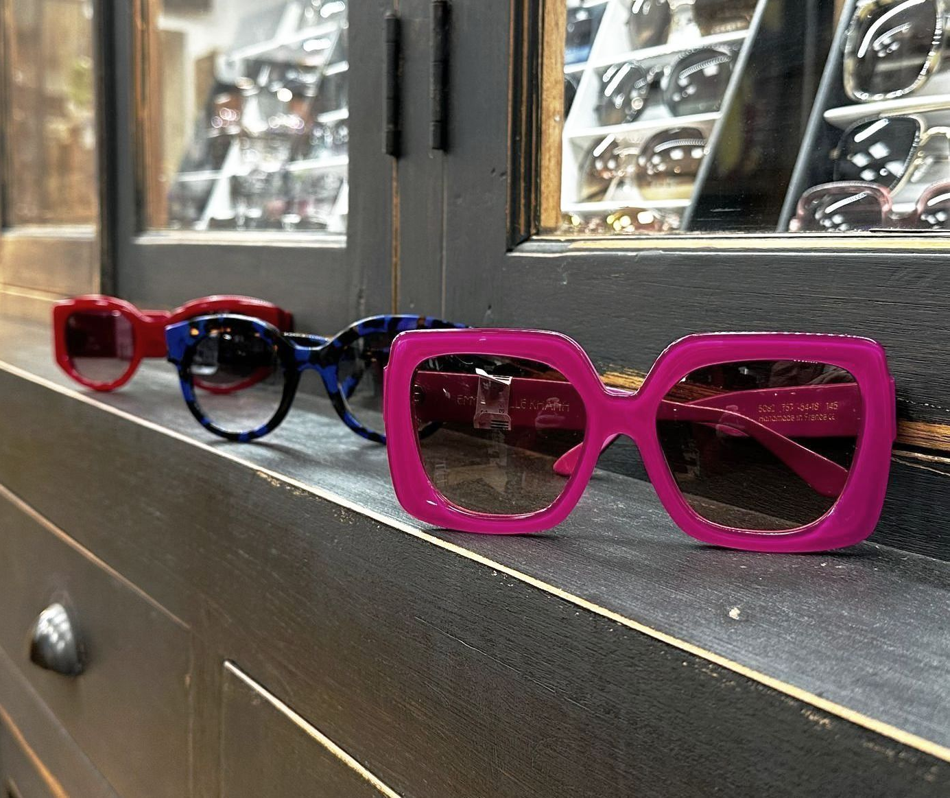 Des paires de lunettes de soleil alignées.