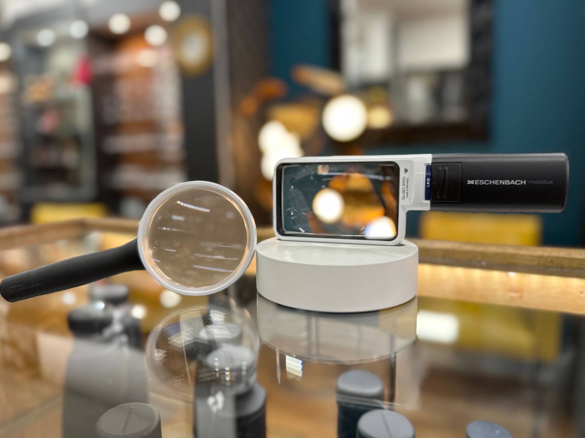 Une loupe et une visionneuse rectangulaire.