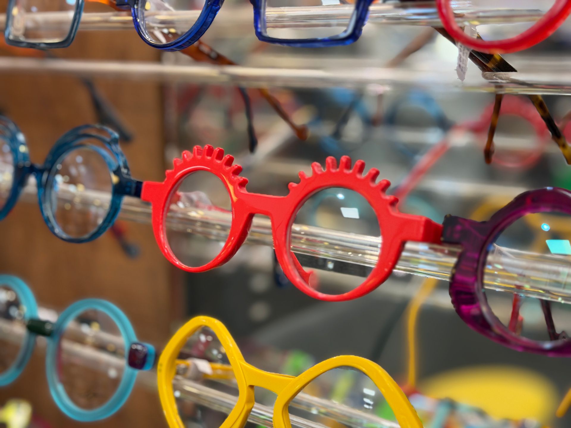 Une gamme de lunettes de créateur colorées.