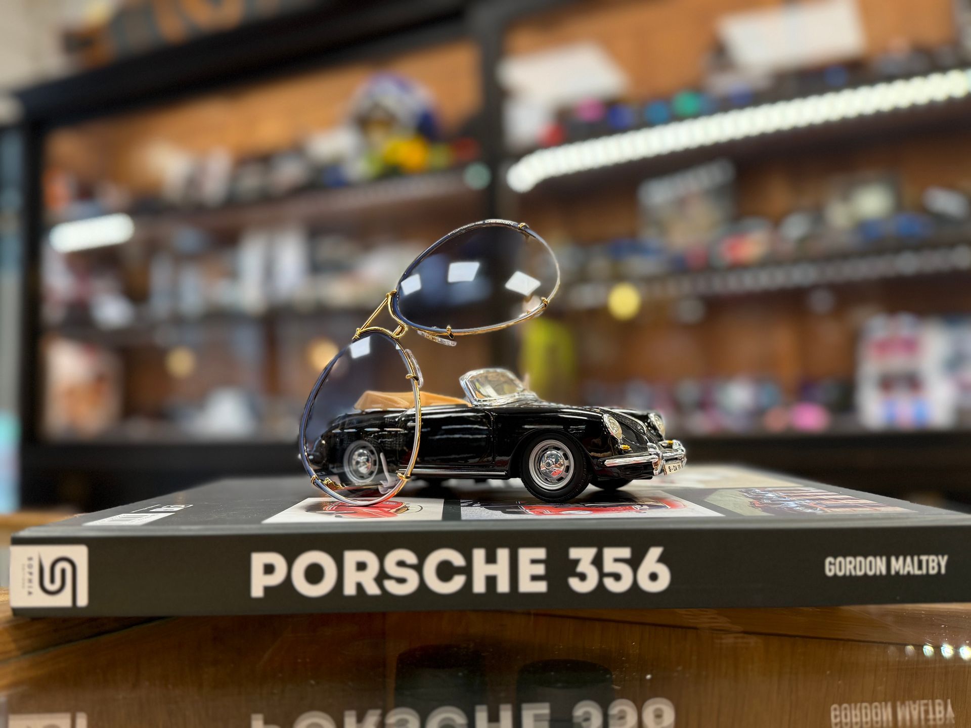 Des lunettes avec des verres réfléchissants bleus.