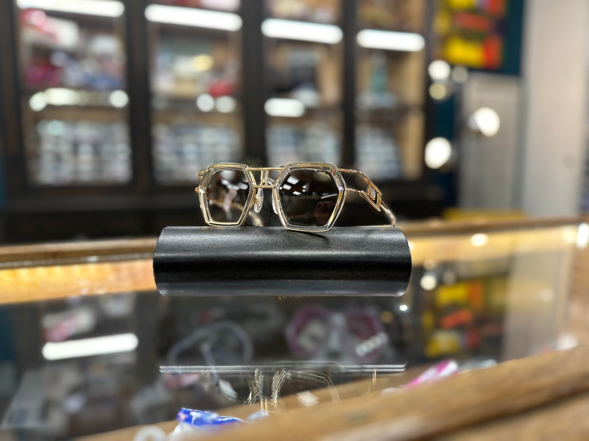 Des lunettes de soleil haut de gamme sur un étui noir.