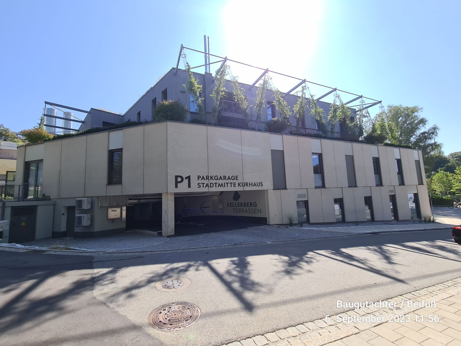 Bauexperte für Bauabnahmen und Bauvorabnahmen in München, Deutschland und Europa. Ein großes Gebäude mit einem Parkhaus davor. Bauexperte für Bauabnahmen in München.