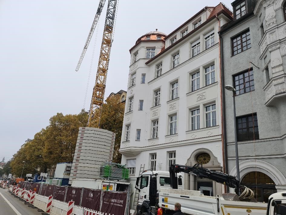 Baugutachter für Baubegleitende Qualitätskontrolle, Baubegleitung und Bauüberwachung in Freising. Ein großes Gebäude im Bau mit Gerüsten. Baubegleitung, Baukontrollen in Freising.