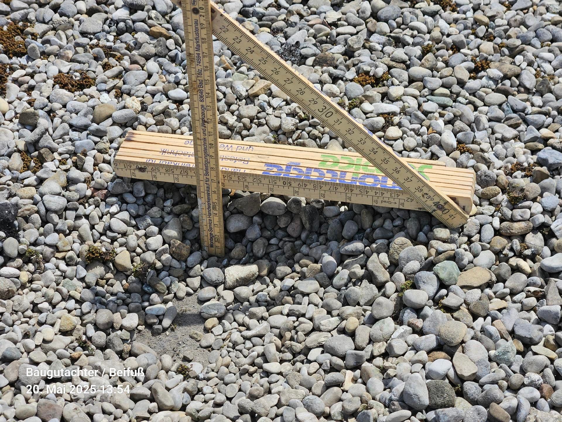 Bausachverständiger für Beweissicherung vor Baubeginn in Freising. Kiesschüttung auf ein Flachdach. Baugutachter für Beweissicherung vor Baubeginn in Freising.