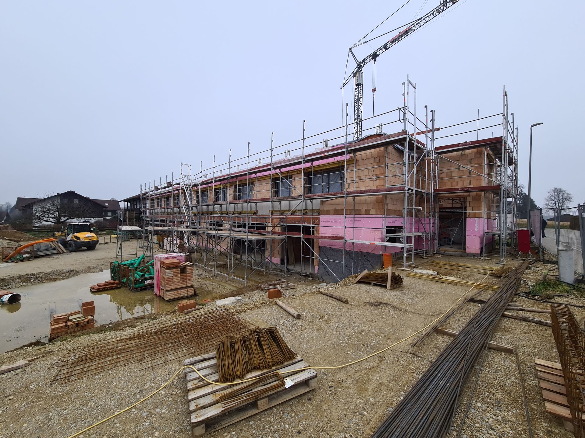 Baugutachter für Baubegleitende Qualitätskontrolle, Baubegleitung und Bauüberwachung in München, Deutschland und Europa. Ein großes Gebäude im Bau mit Gerüsten. Baubegleitung, Baukontrollen in München.