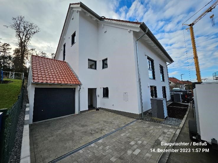 Bauexperte für Bauabnahmen und Bauvorabnahmen in Freising. Ein großes Gebäude mit einem Parkhaus davor. Bauexperte für Bauabnahmen in Freising.