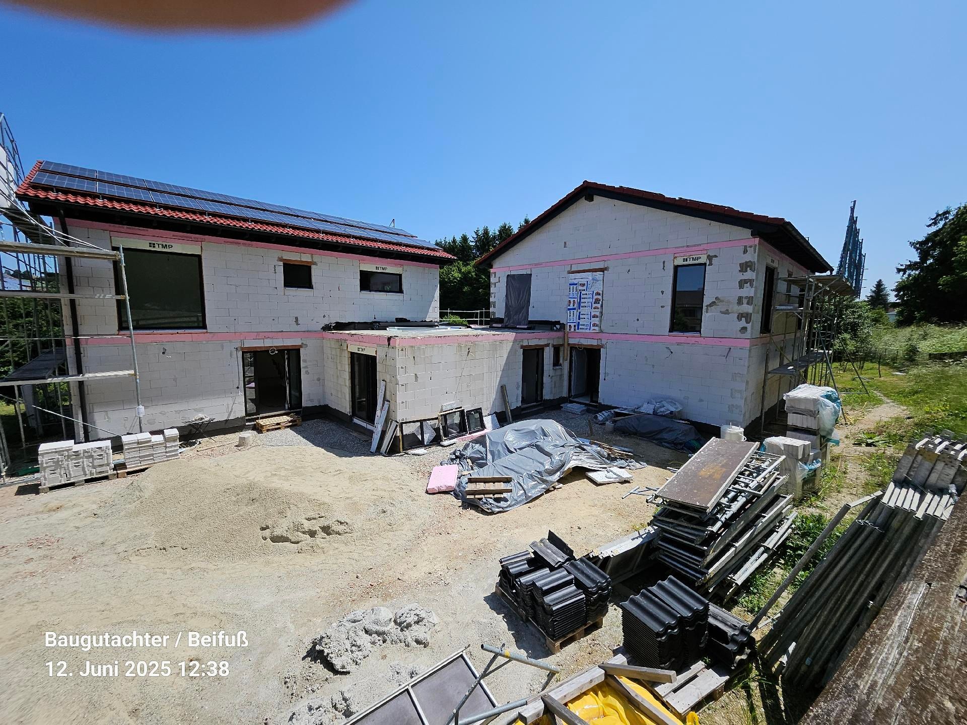 Baugutachter für Zustandsfeststellungen bei Baumängel, Insolvenz und Kündigung von Bauverträgen in Freising. Große weiße Haeuser werden gebaut. Baugutachter für Zustandsfeststellungen bei Kündigung von Bauverträgen in Freising.