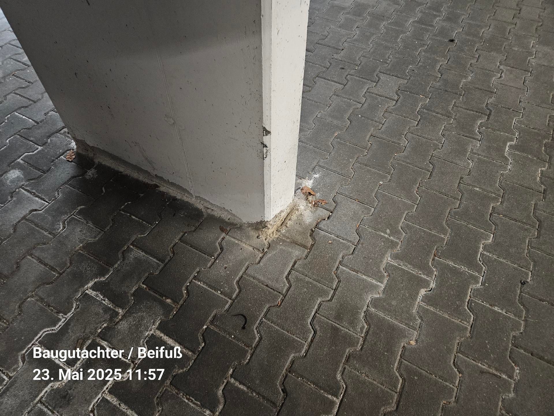 Bauexperte für Gewährleistungsgutachten von Bauleistung in Freising. Ein Ziegelboden mit einer Säule in der Mitte. Bauexperte für Gewährleistungsgutachten von Bauleistung in Freising.