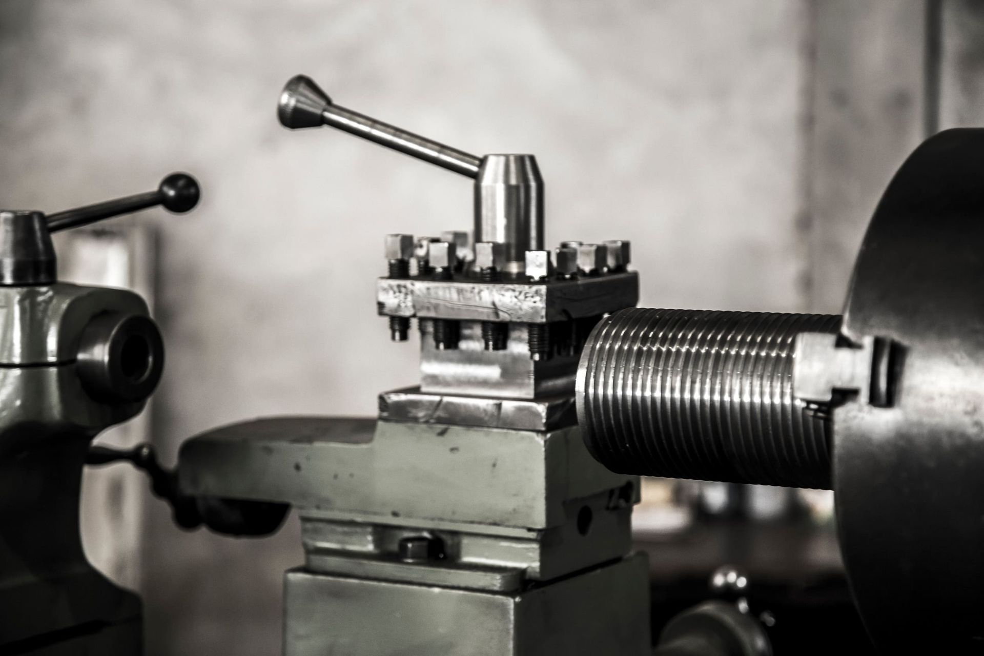 Una fotografía en blanco y negro de un torno en una fábrica.