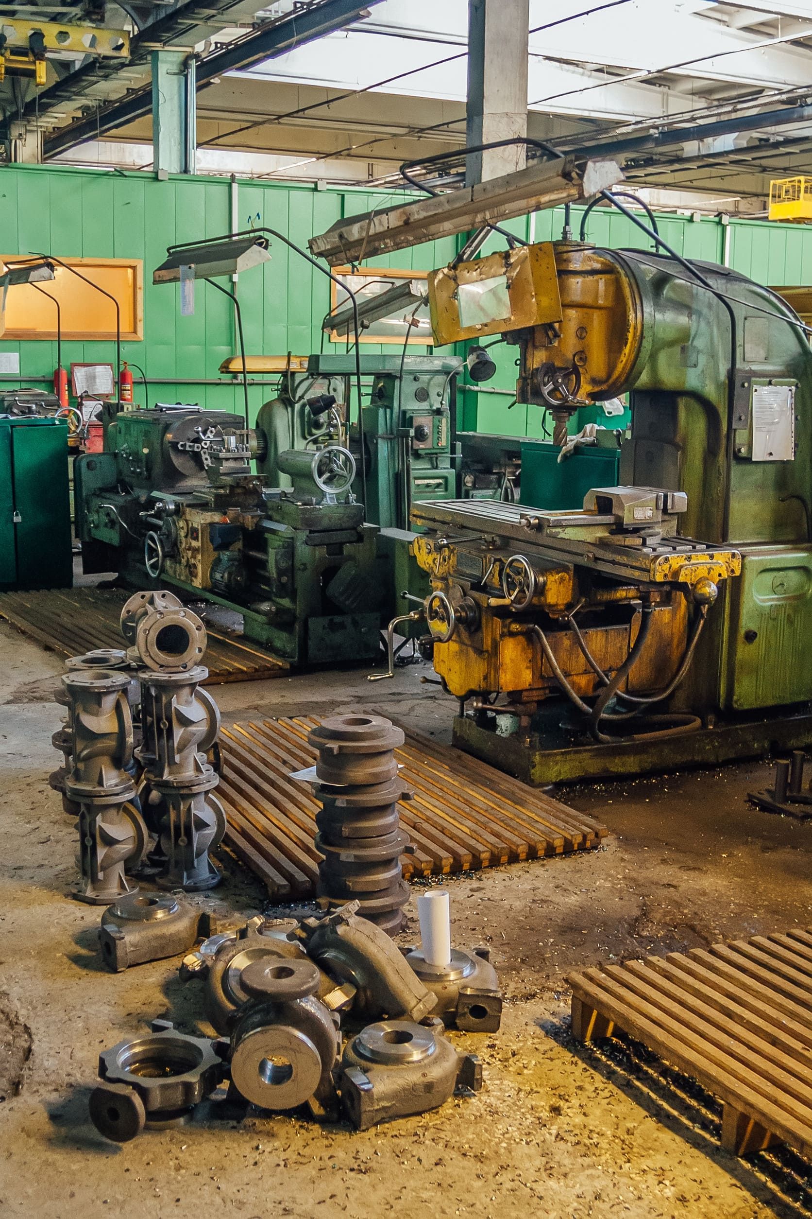Una fábrica llena de muchas máquinas y piezas.
