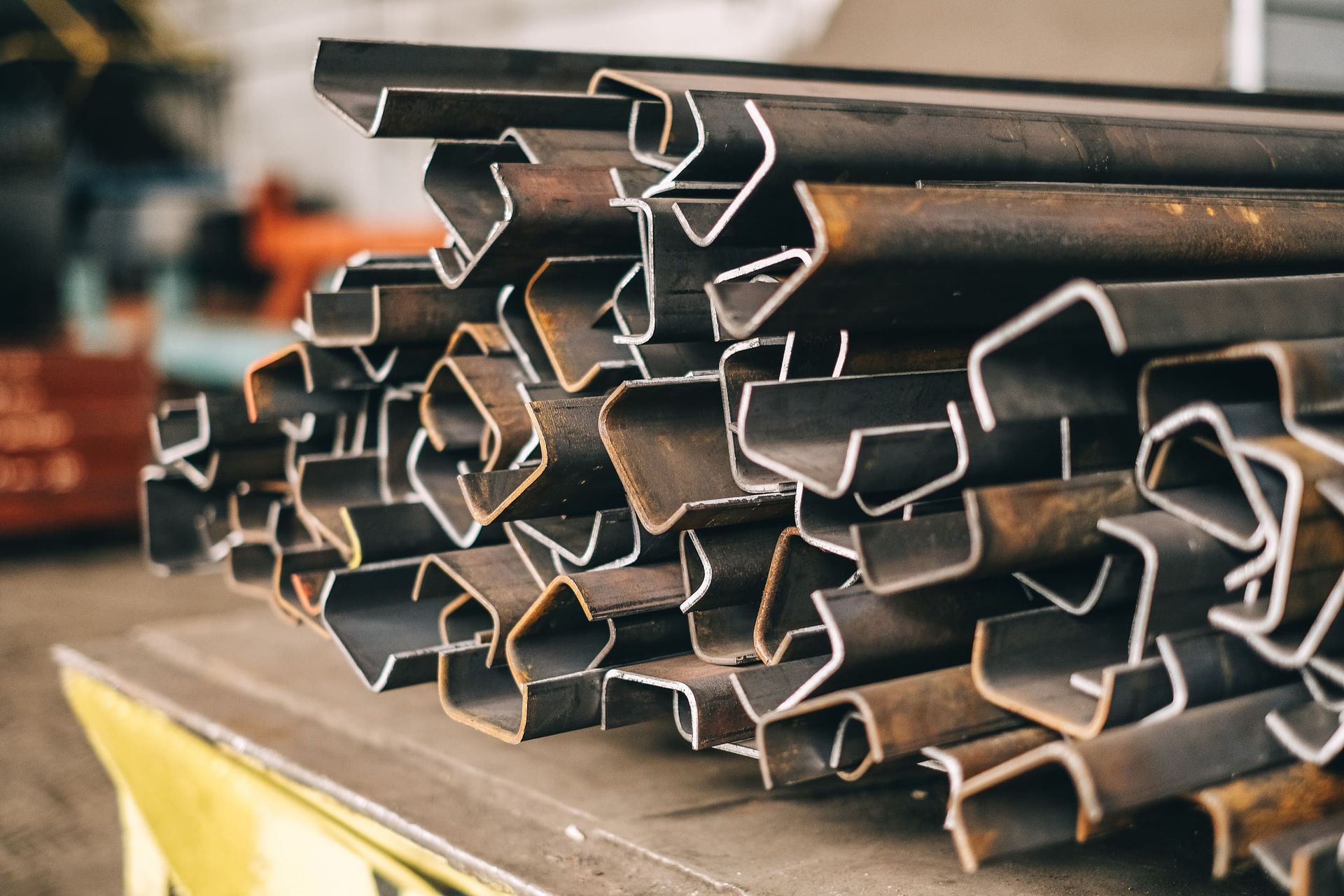 Una pila de tubos de metal apilados uno encima del otro sobre una mesa.