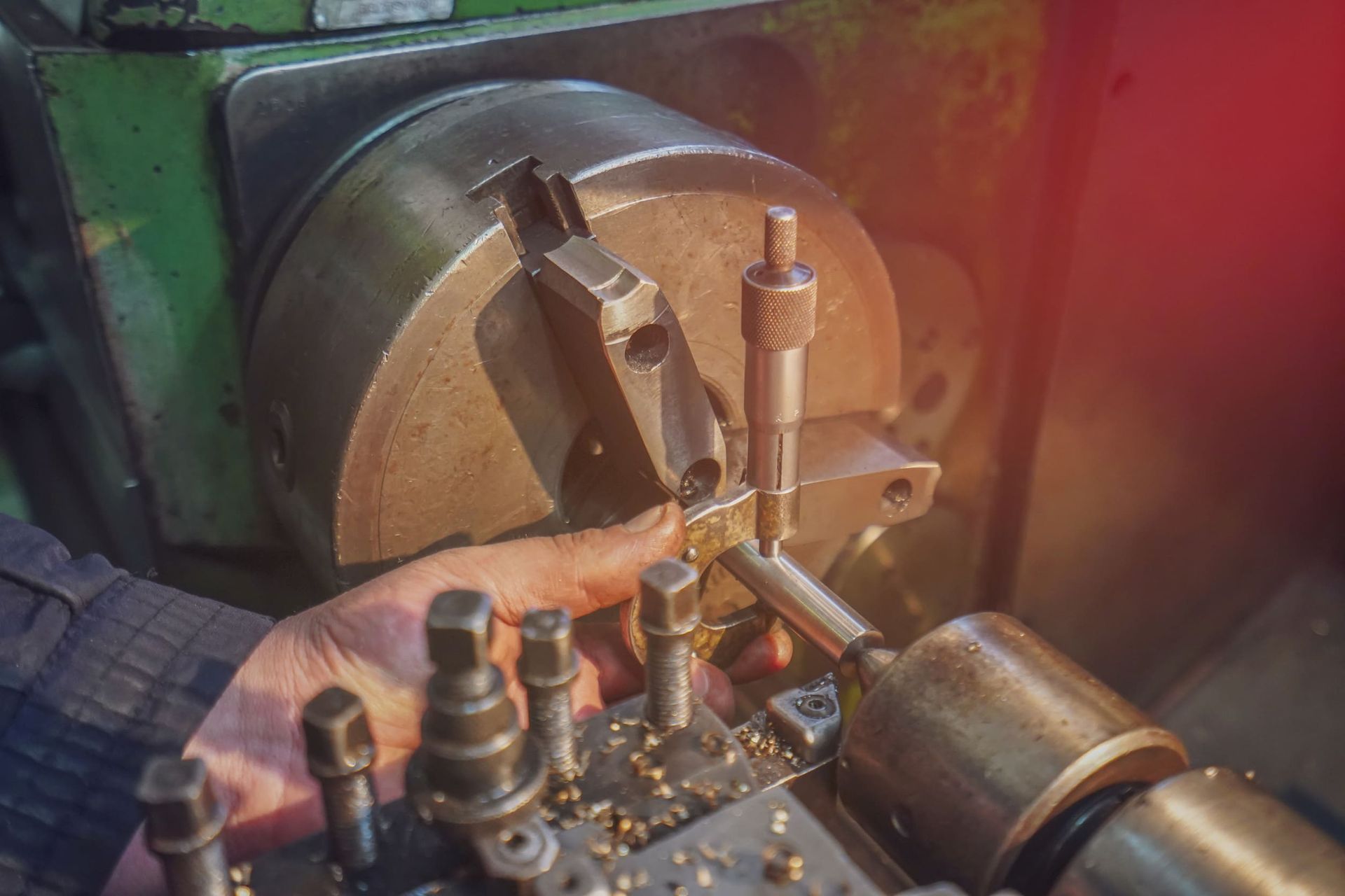 Una persona está trabajando en una máquina en una fábrica.