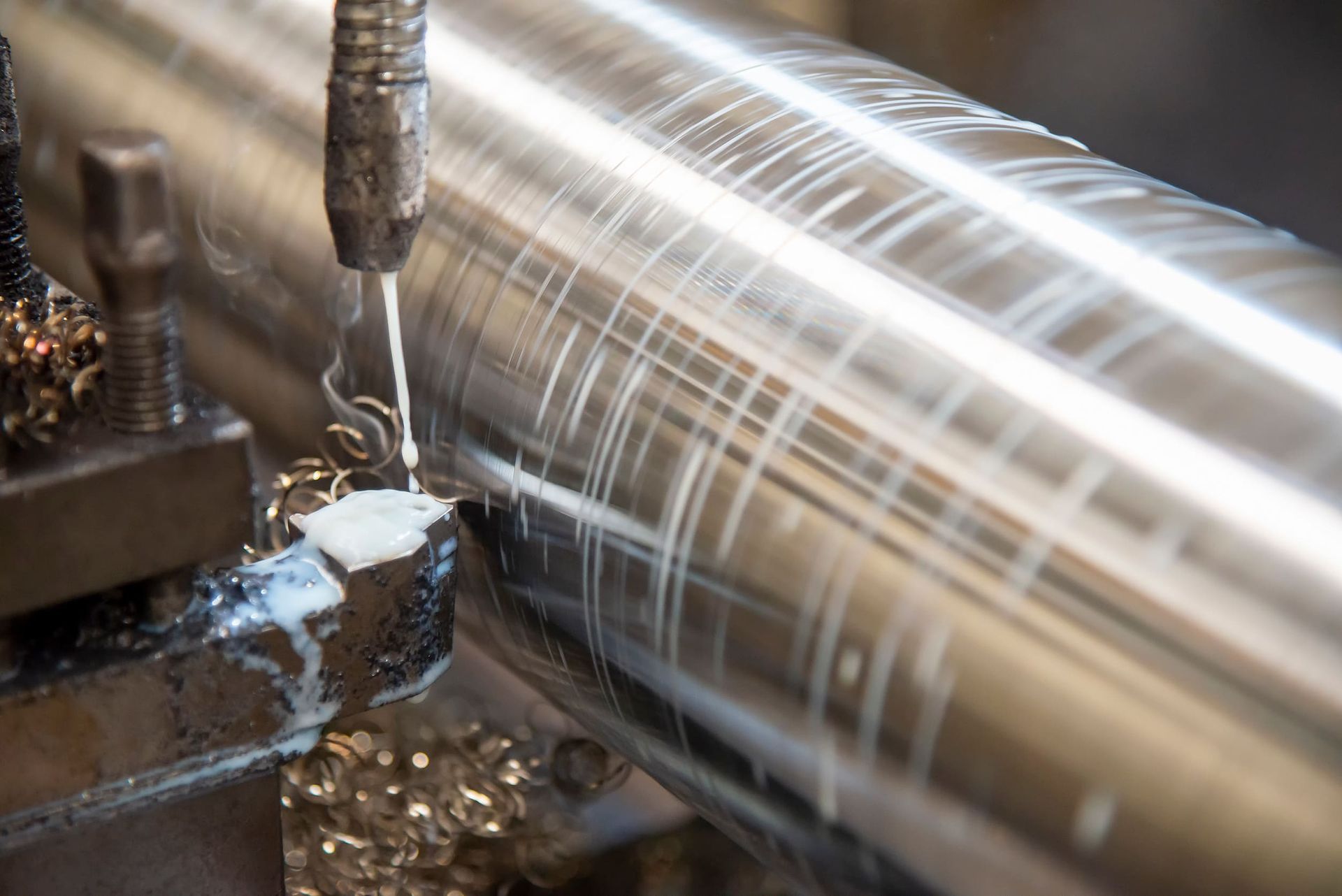 Un primer plano de una máquina cortando un trozo de metal.