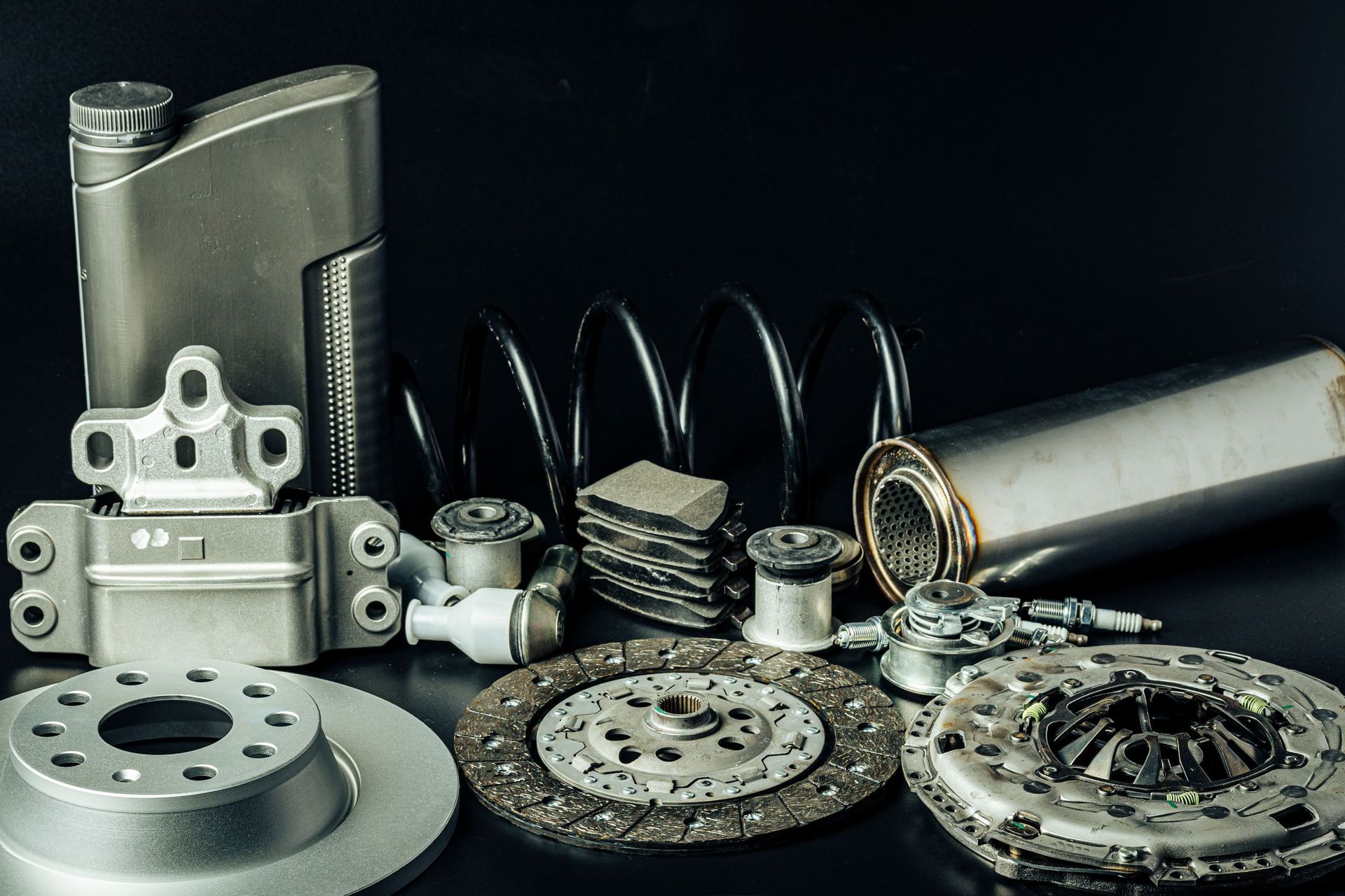 Un montón de piezas de automóvil están sobre una mesa.
