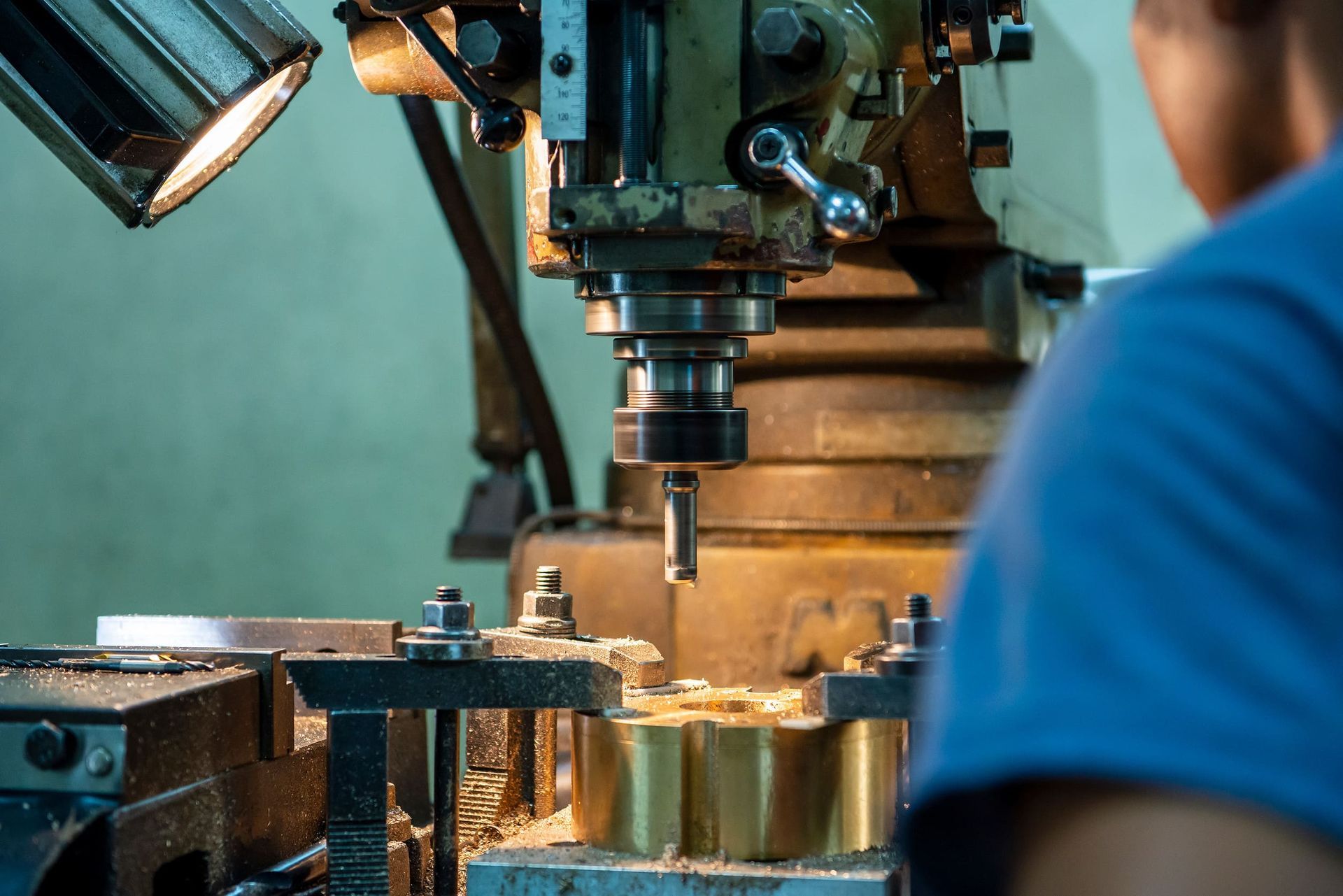 Un hombre está trabajando en una máquina en una fábrica.