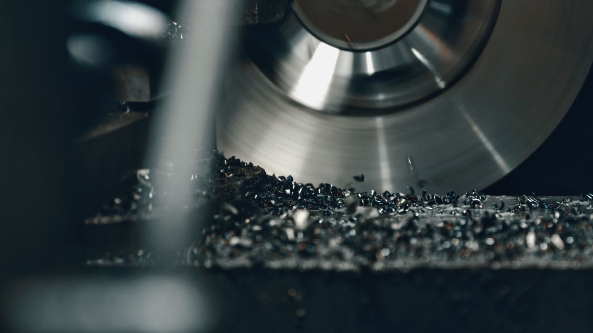 Un primer plano de una máquina cortando un trozo de metal.