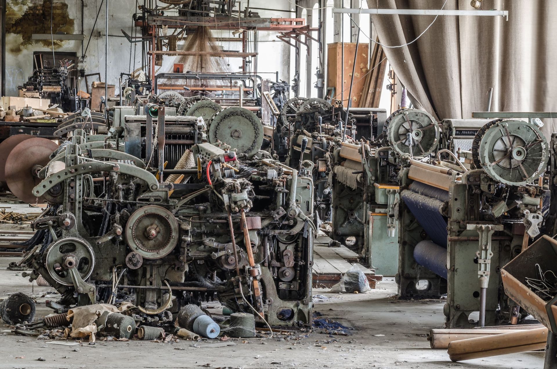 Una fábrica llena de muchas máquinas y maquinarias antiguas.