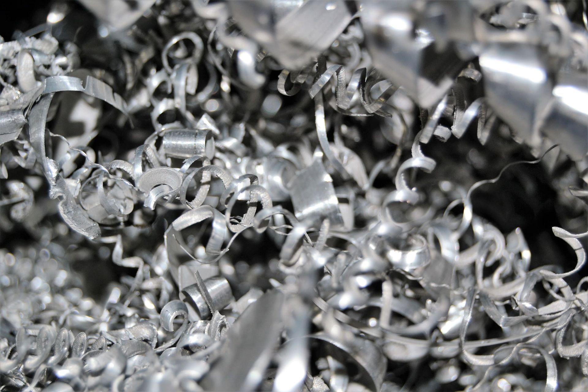 Una pila de virutas de aluminio sobre un fondo negro