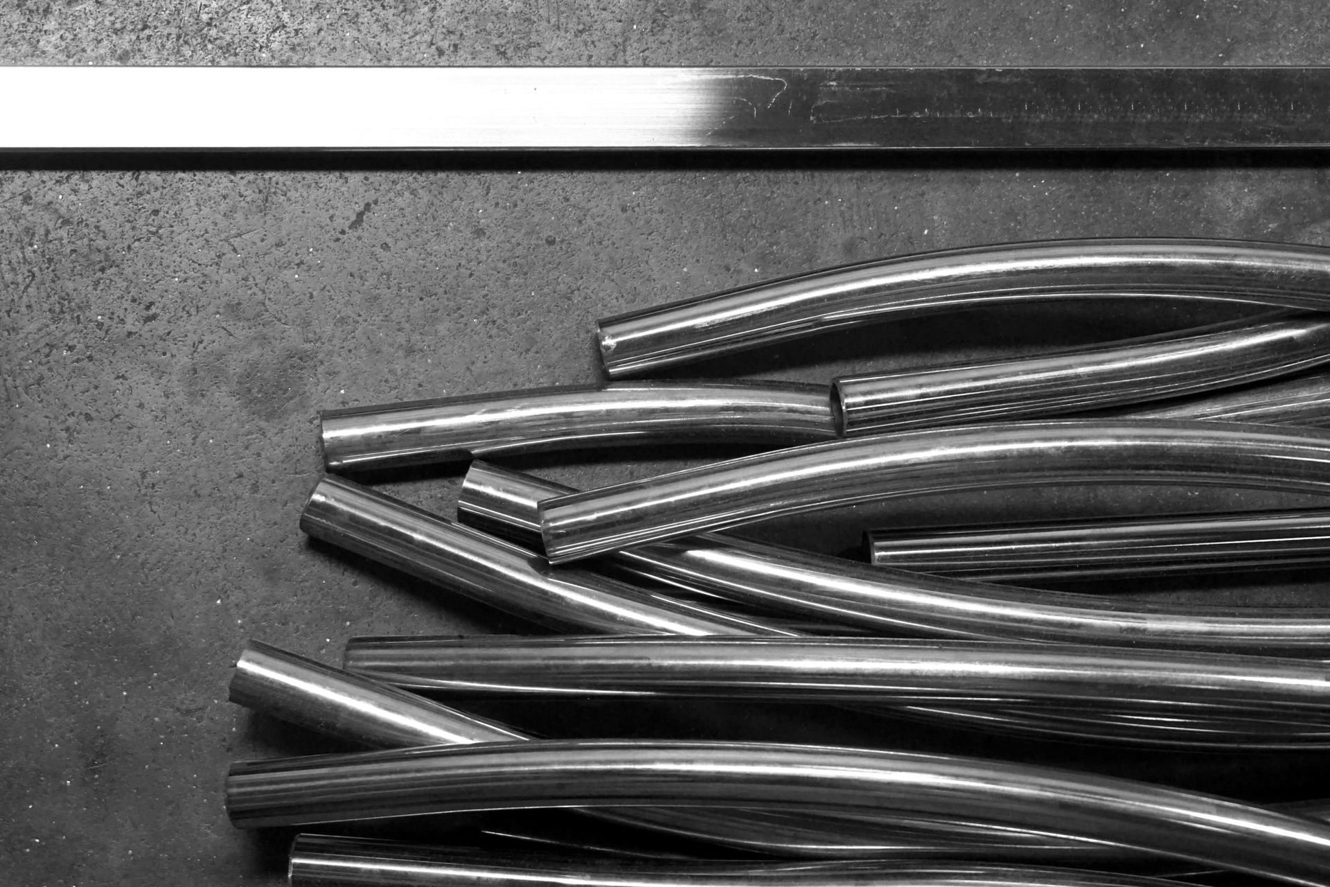 Una fotografía en blanco y negro de un montón de tubos de metal.