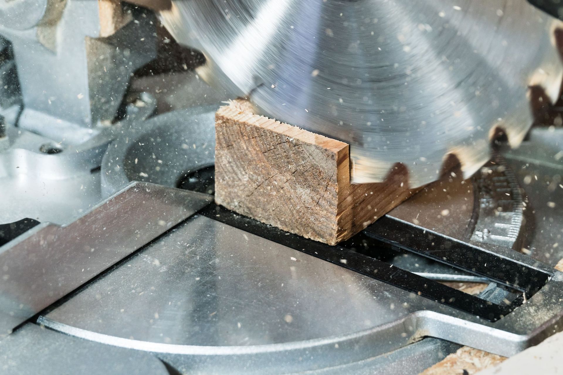 Una sierra circular está cortando un trozo de madera.