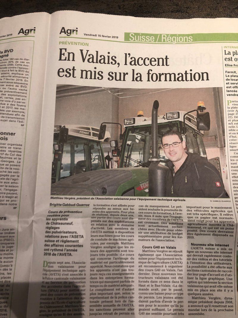 Un homme devant un tracteur ; titre du journal : « En Valais, l'accent est mis sur la formation. »