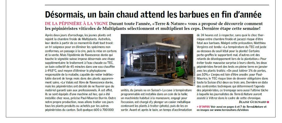 Article concernant un bain chaud pour les blessés, accompagné d'une photo d'un récipient métallique dans une grande pièce.