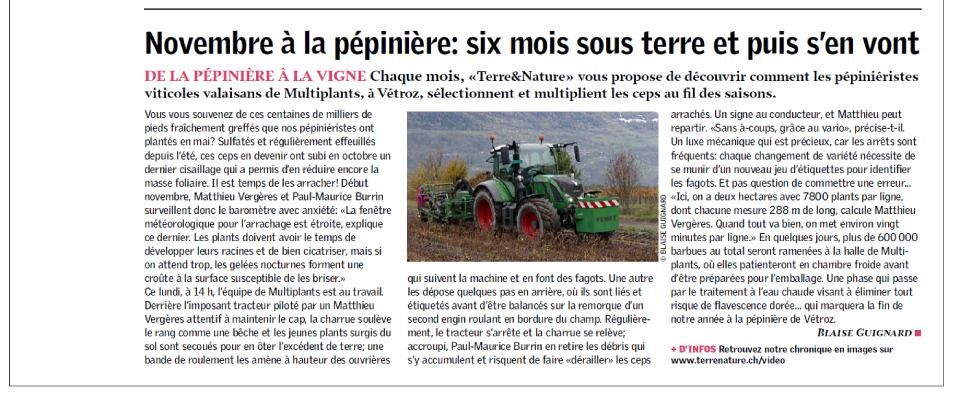 Tracteur labourant un champ, avec le texte :