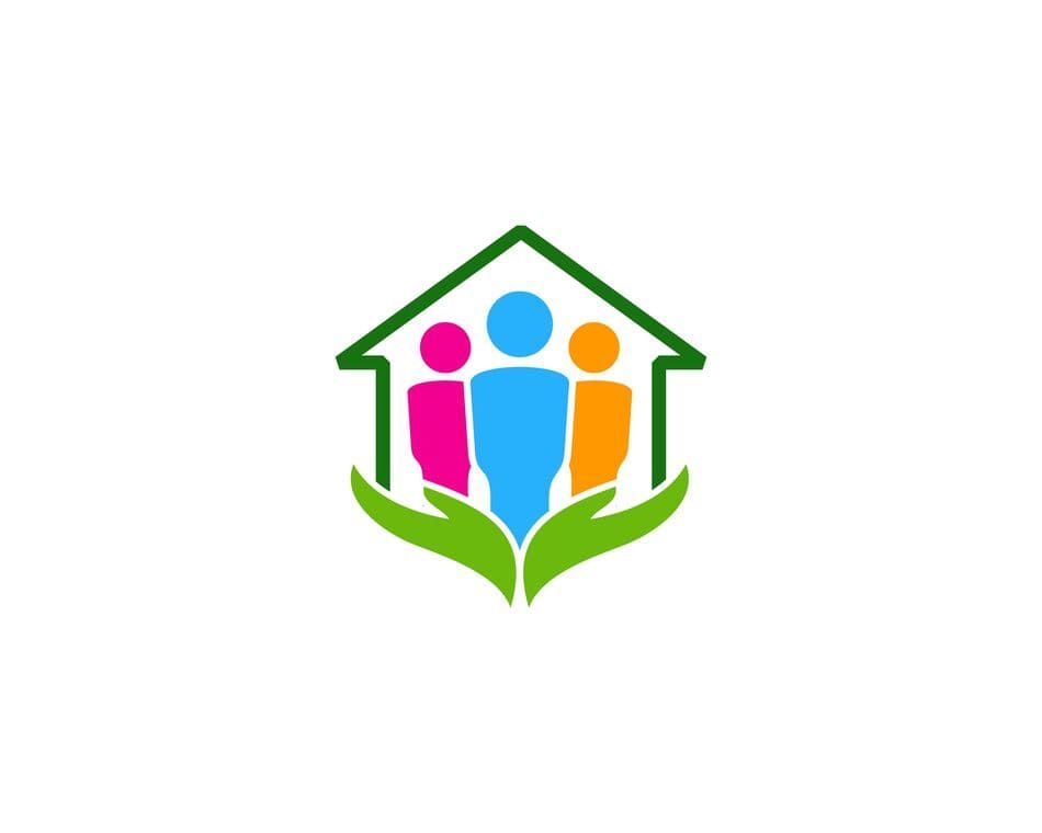 Una casa colorida con tres personas dentro y dos manos sosteniéndola.