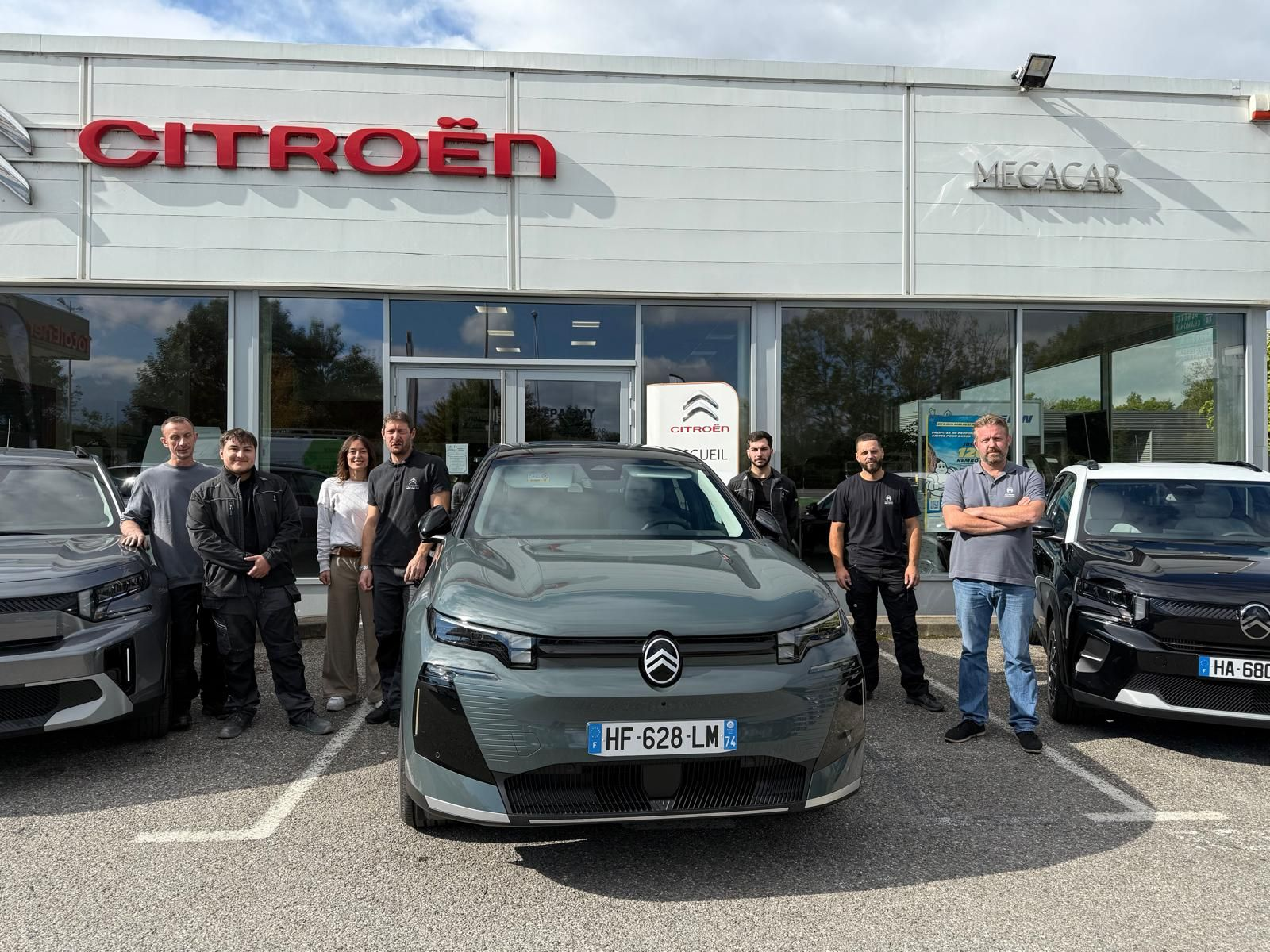 SUV Citroën C5 X bleu foncé roulant sur une route sinueuse, arrière-plan de campagne.