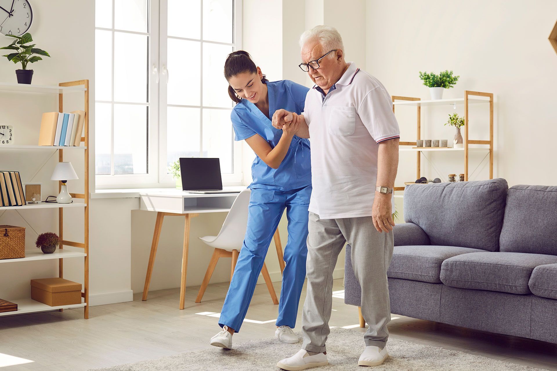 Pflegerin serviert einer älteren Frau einen Teller mit Essen.