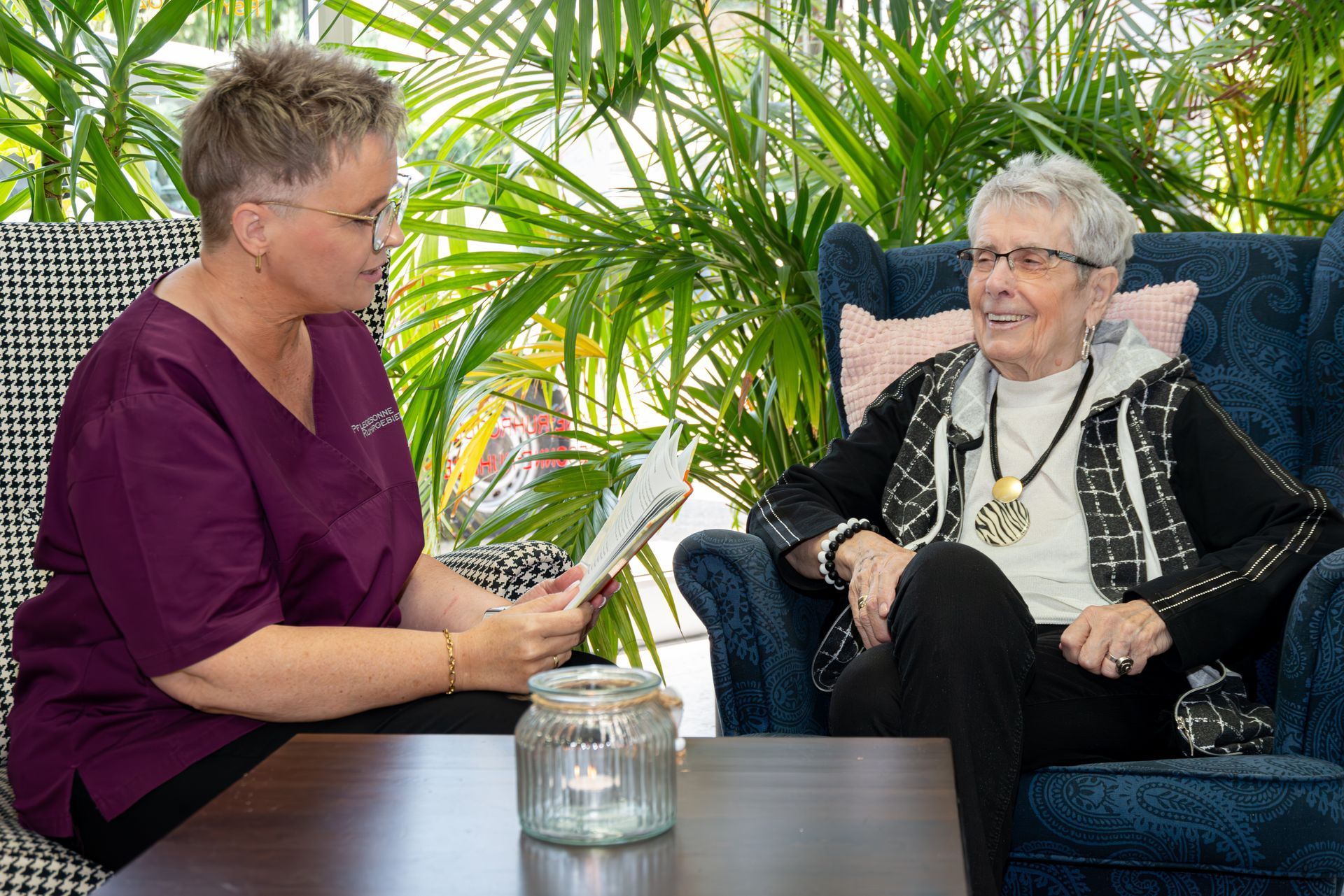 Frau liest älterer Dame vor