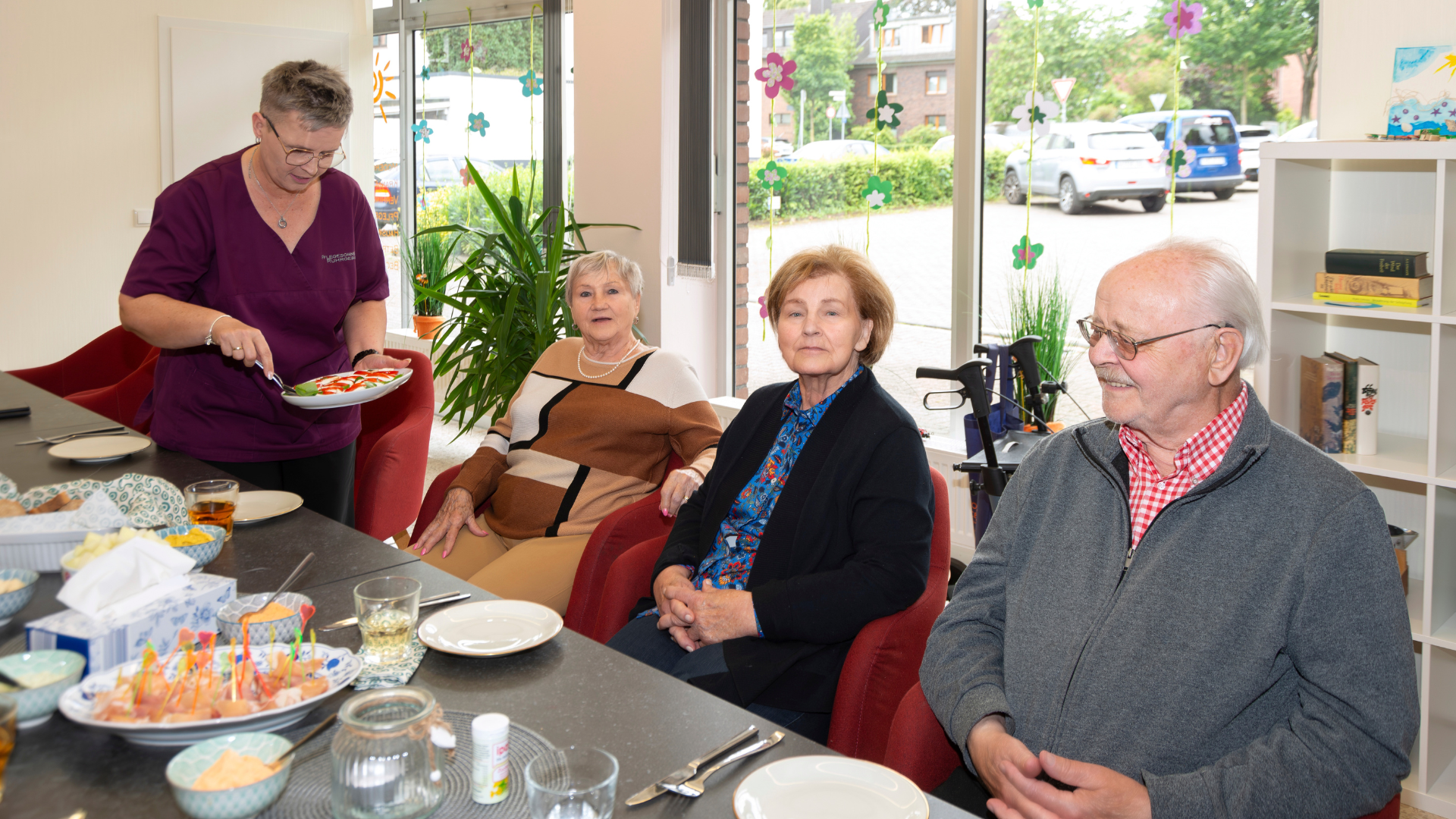 Mehrere Menschen sitzen zusammen und essen