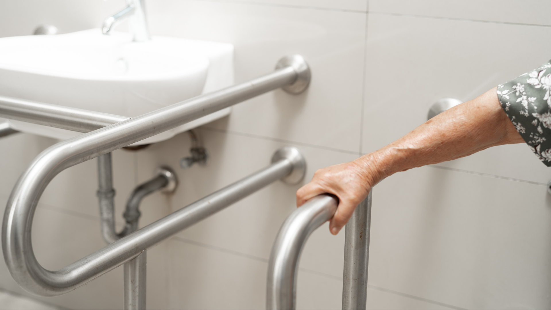 Handgriffe im Badezimmer für Pflegebeürftige Personen