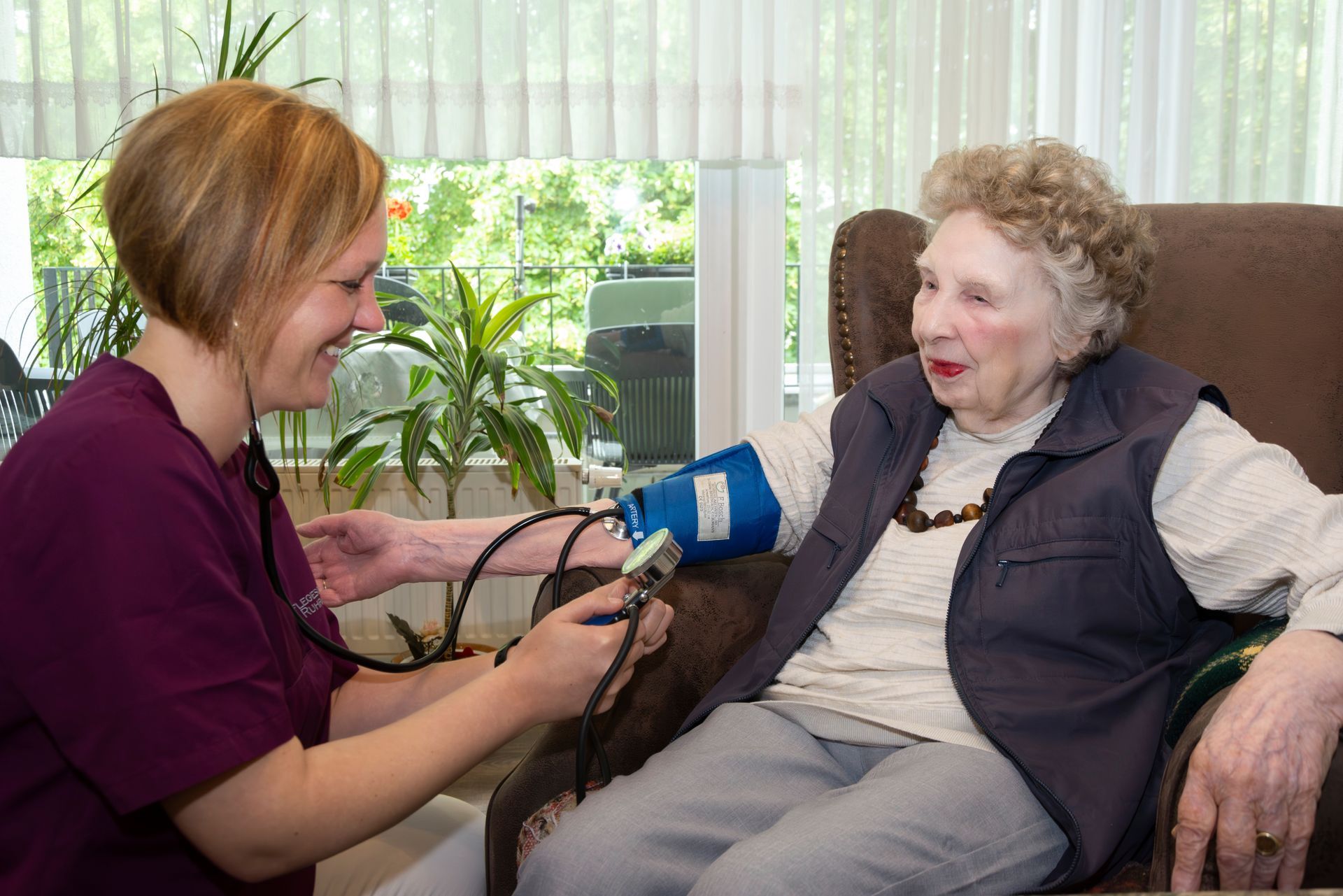 Pflegerin bei einer Seniorin zu Hause